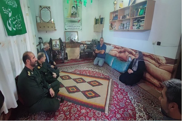 تجلیل فرمانده سپاه کربلا از خانوده رزمنده مداح دفاع مقدس